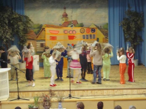 Hraje celá dědina aneb S veselou myslí na nesmysly. - 18.3.2006